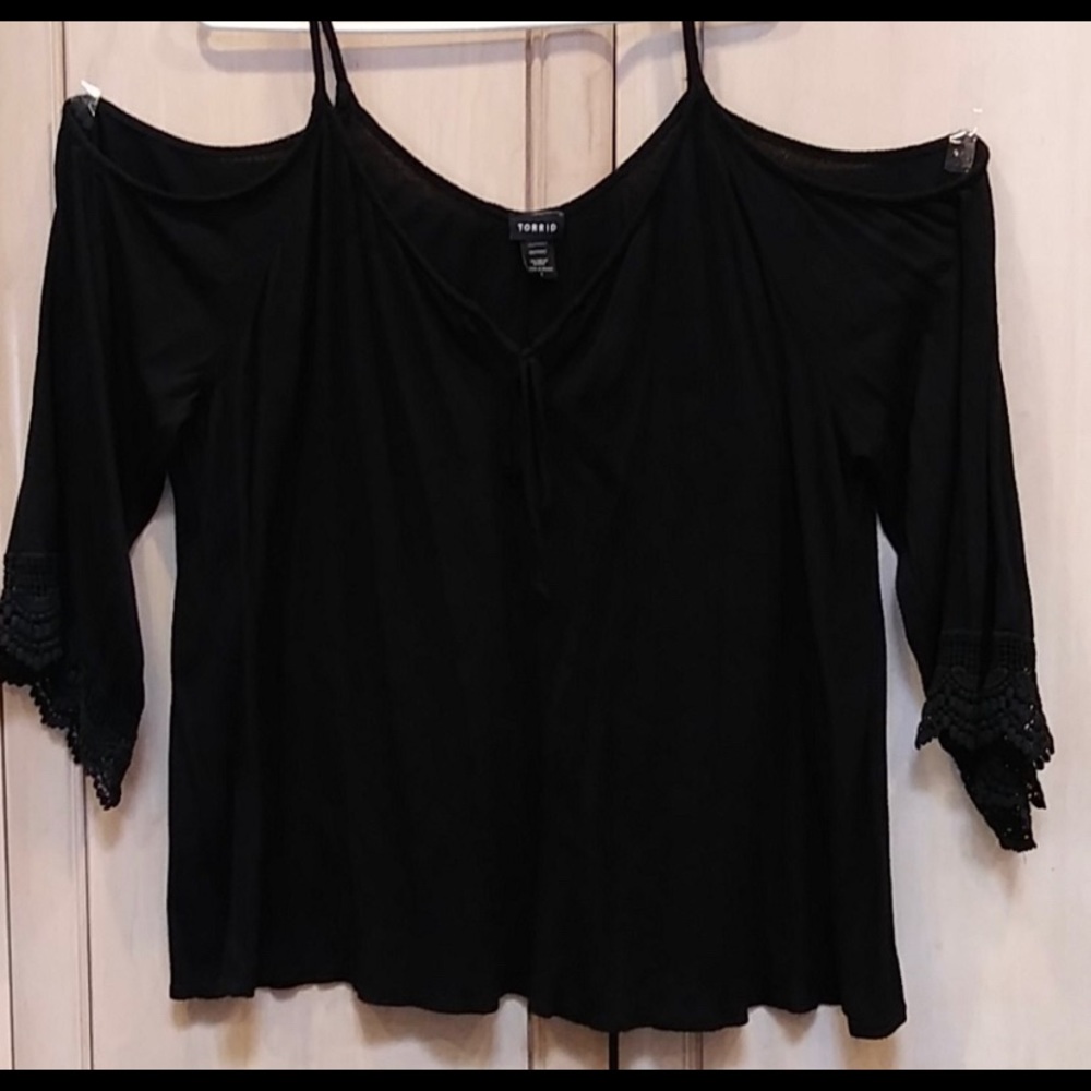 🔥TORRID Black cold shoulder/crochet bell sleeves